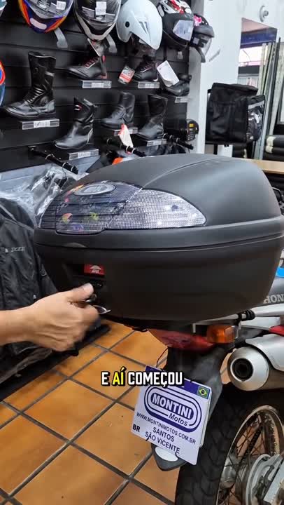 Quem anda de moto sabe! O tempo muda do nada! 
Por isso tenha sempre esses 2 itens no Baú da Moto ✅️
Tá precisando de Capa de Chuva e Bota Impermeável? Aqui na Montini você encontra as melhores opções✔️✔️
👉 Corre pra loja ou chama no WhatsApp!
13...
